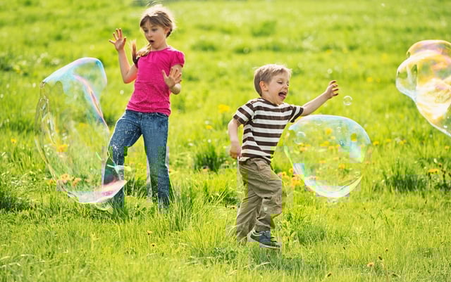 kids_playing_with_large_bubbles.jpg kids_playing_with_large_bubbles.jpg